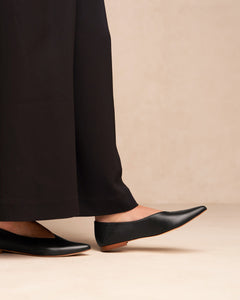 Oya Ramona flat pointed toe classic black nappa leather shoes, low heel and made in large women's sizes.