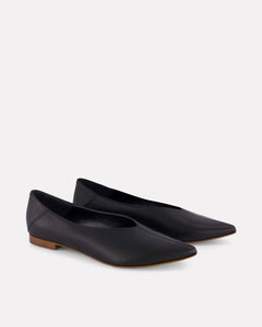 Oya Ramona flat pointed toe classic black nappa leather shoes, low heel and made in large women's sizes.