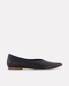 Oya Ramona flat pointed toe classic black nappa leather shoes, low heel and made in large women's sizes. 