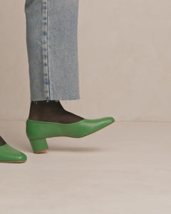 Short video of model wearing Oya Culford heel in bright emerald green, low heel women's shoes for extended sizes.